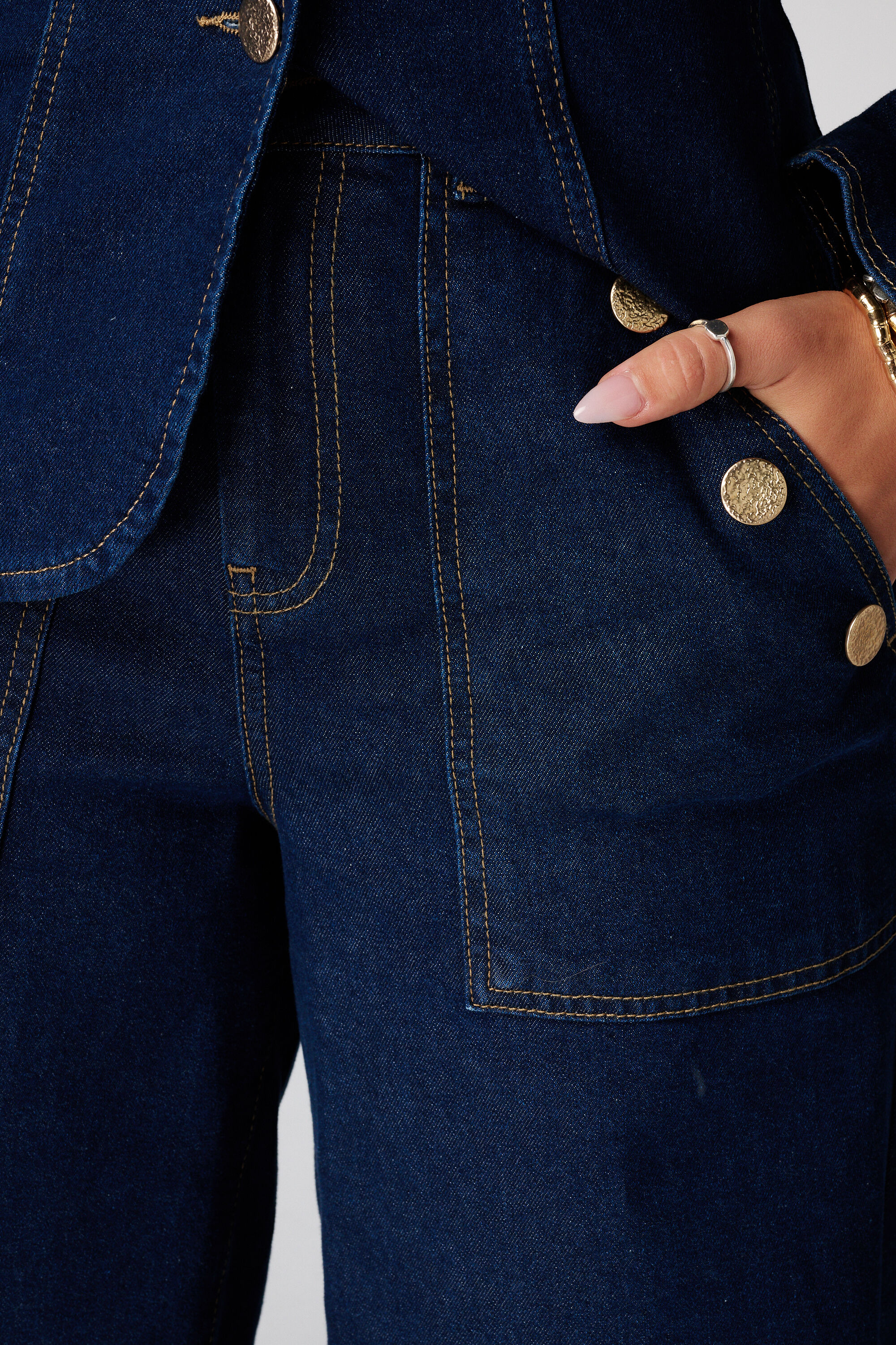 Wide leg jeans met sierknopen image number 4