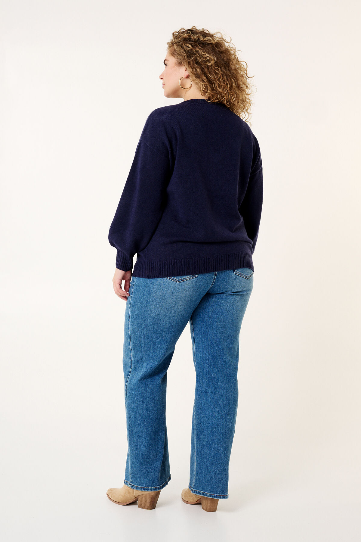 Fijn gebreide trui met v-hals image number 3