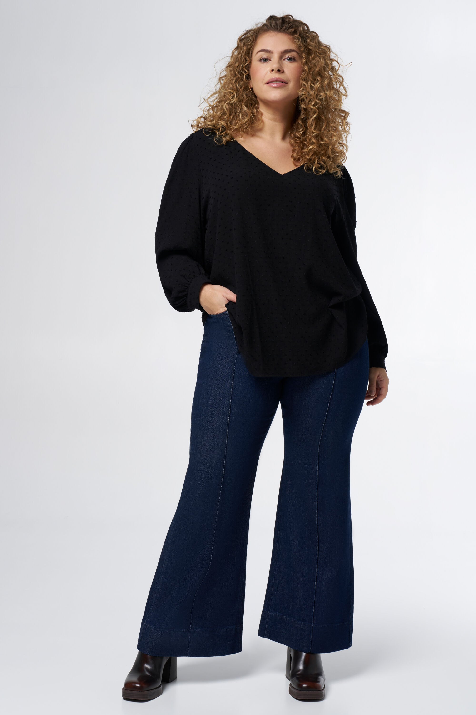 Blouse met details en pofmouwen image number 5