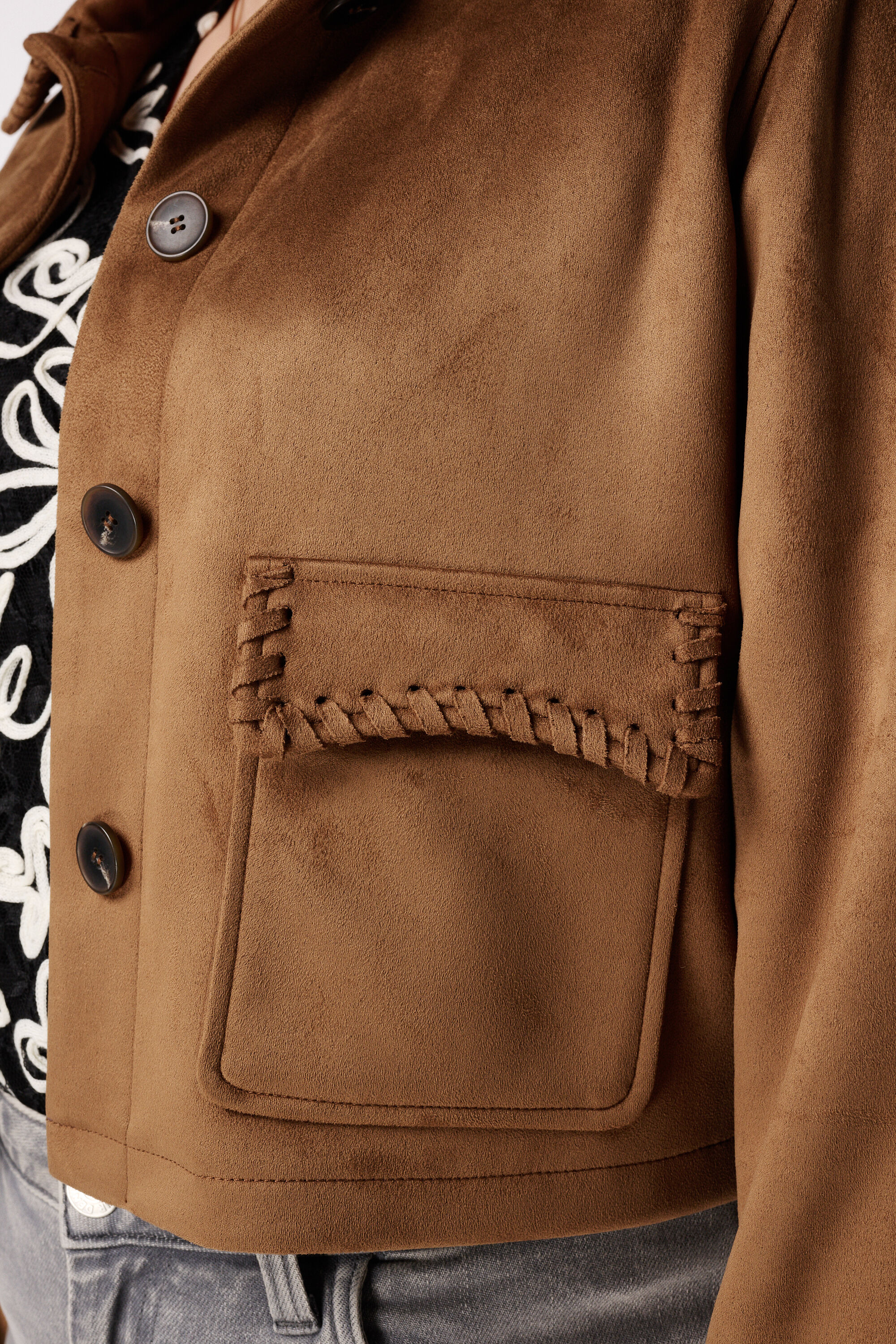 Kort suedine jasje met sierstiksels image number 6