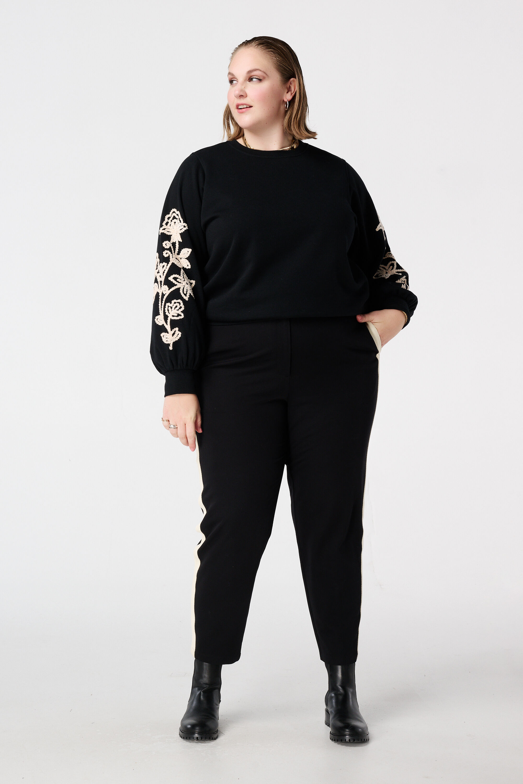 Trui met zachte embroidery op de mouwen image number 5