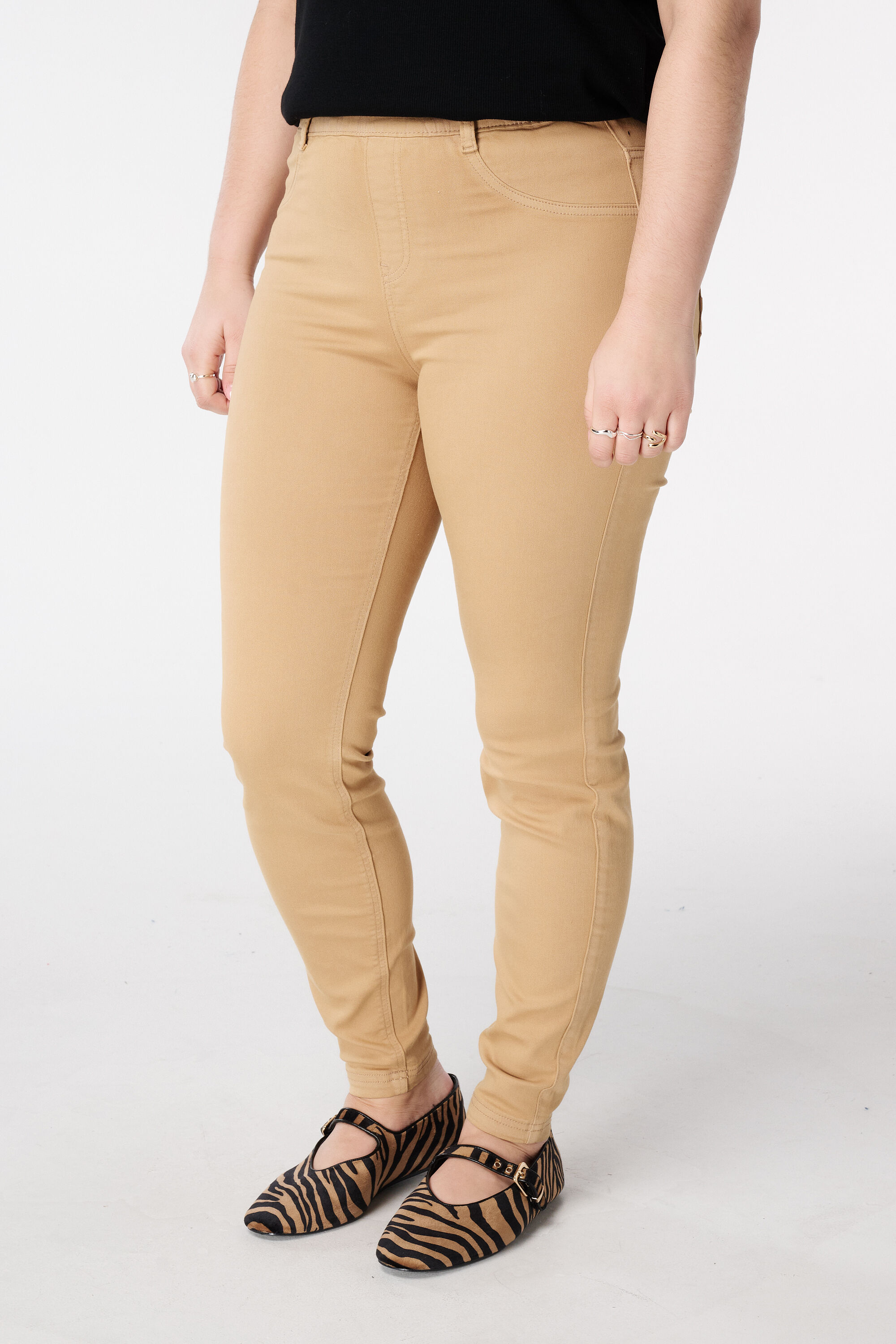 Tregging in jeans look image number 5