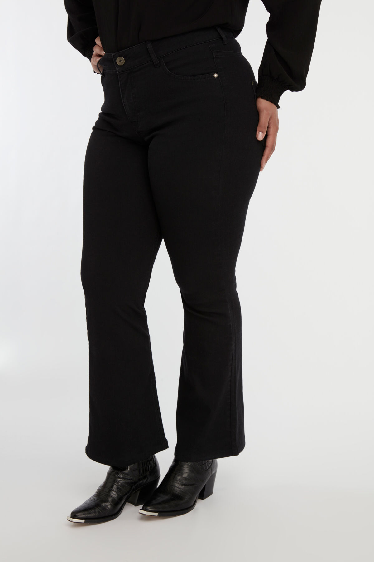 Magic Simplicity flared leg SHAPES jeans image number 5