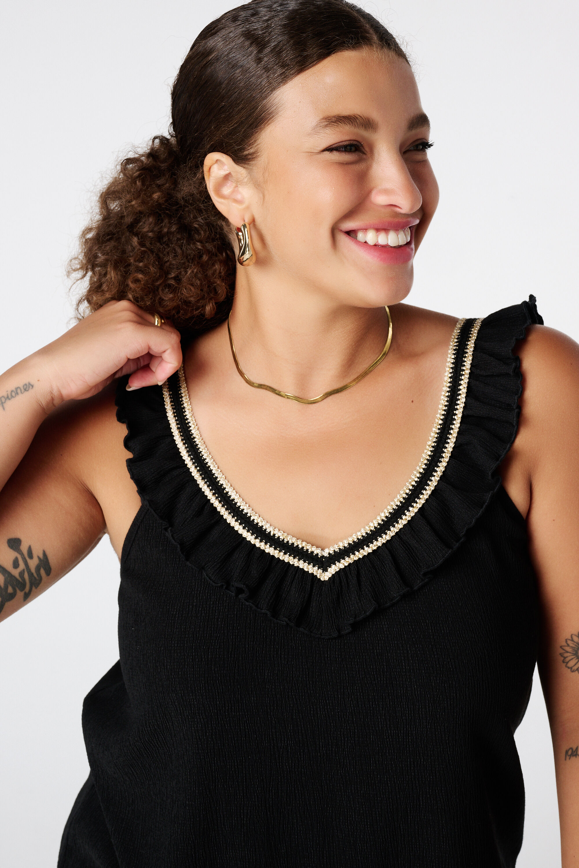 Top met ruffle details image number 4