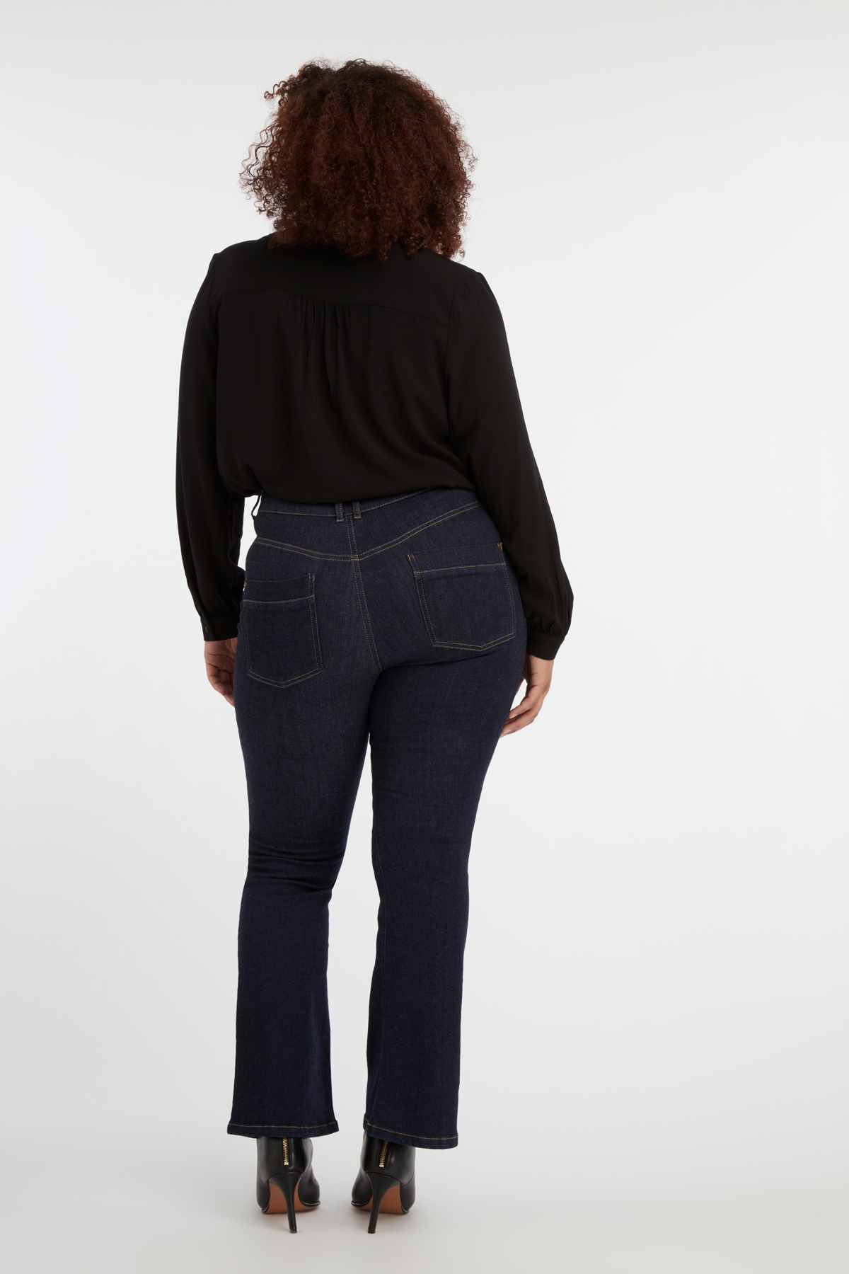 Magic Simplicity flared leg SHAPES jeans image number 5