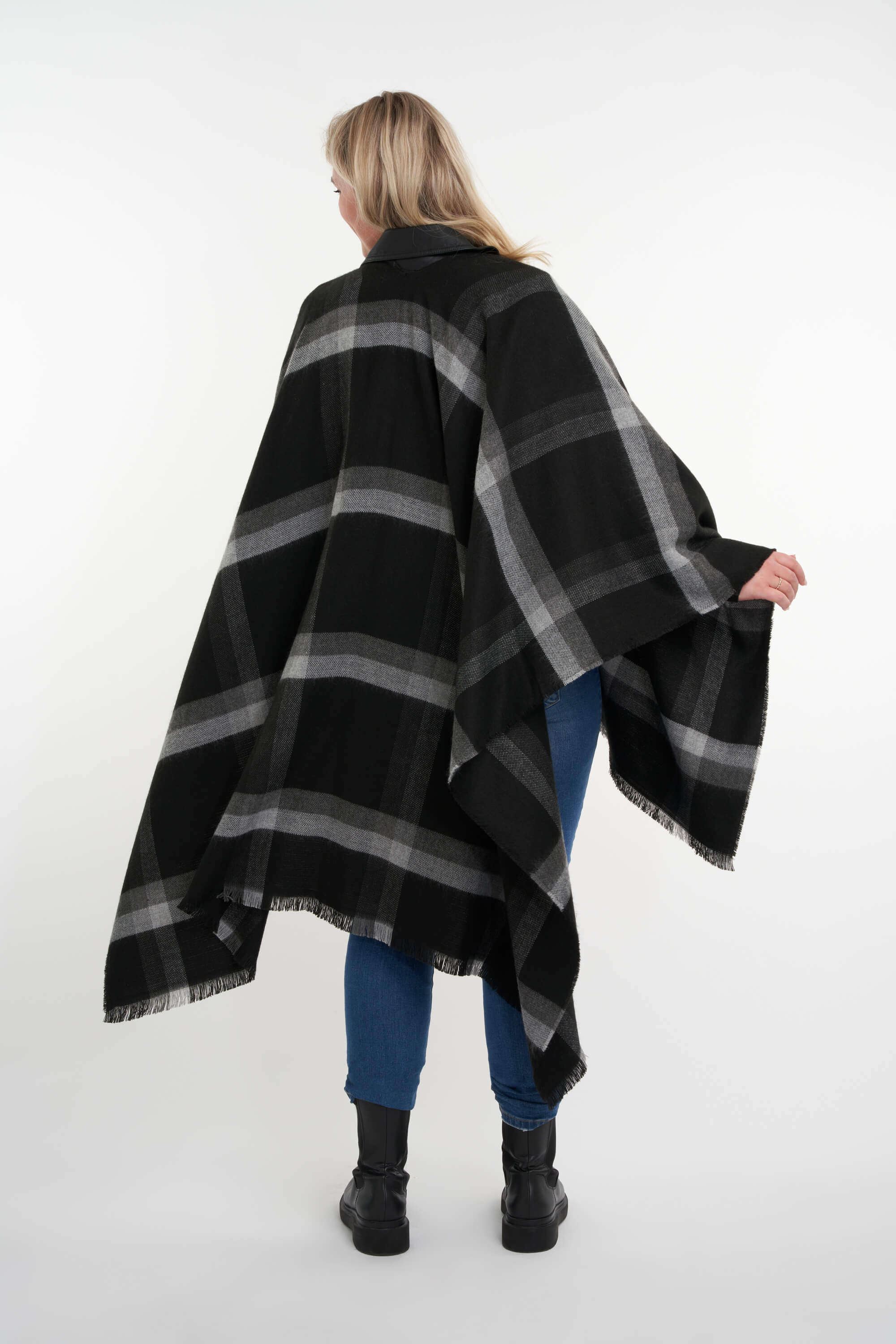 Geruite poncho  image number null
