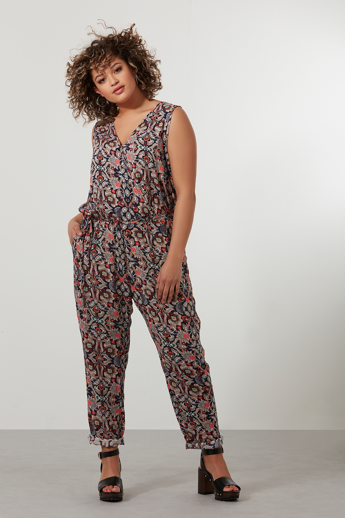 Jumpsuit in all-over print image number 4