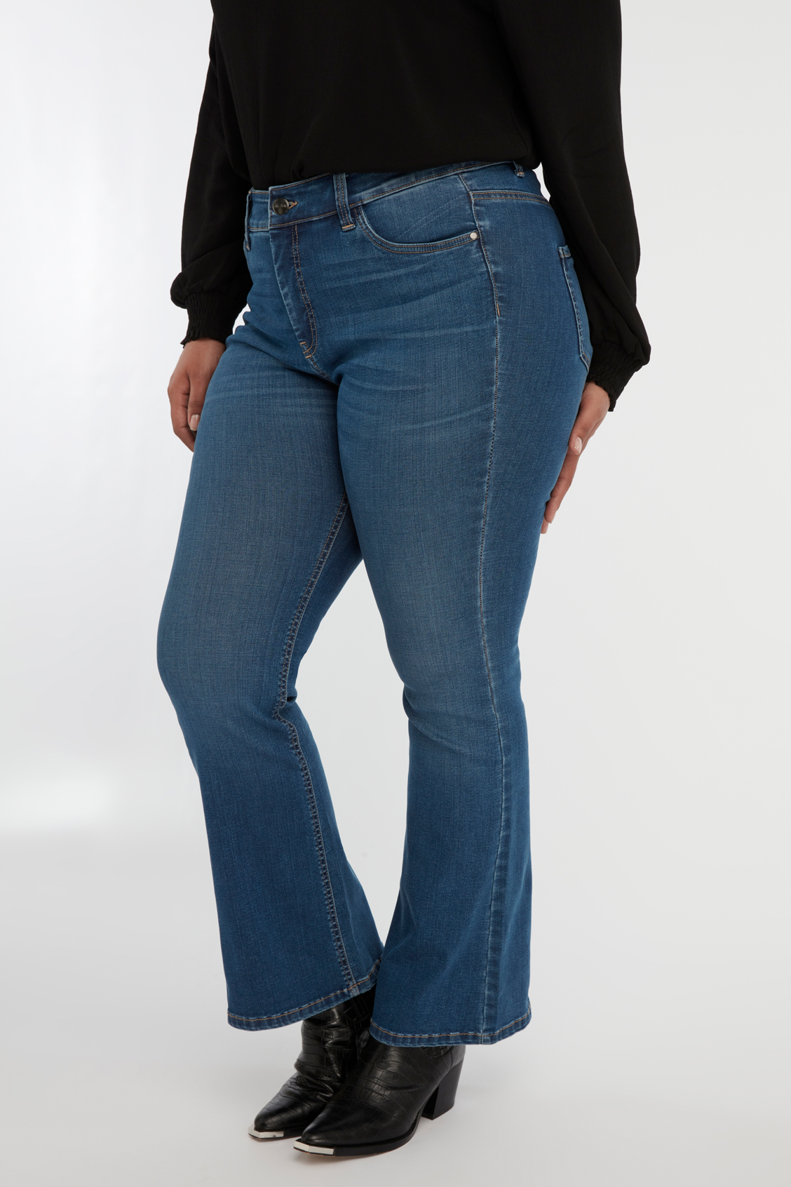 Magic Simplicity flared leg SHAPES jeans image number 4